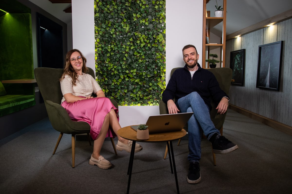 Dean und Ivana - Inhaber der adlab im Büro